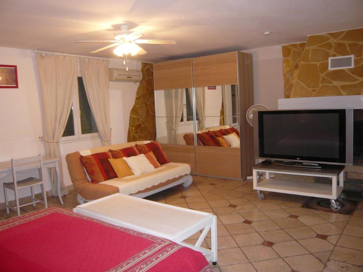 Апартаменты Locations Des Alpilles Сен-Реми-де-Прованс Экстерьер фото