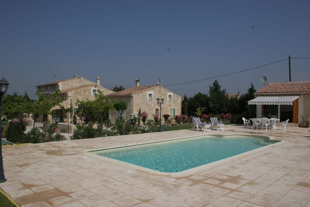 Апартаменты Locations Des Alpilles Сен-Реми-де-Прованс Номер фото