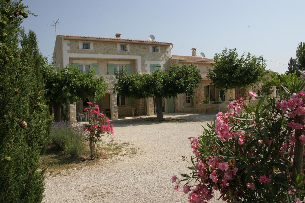 Апартаменты Locations Des Alpilles Сен-Реми-де-Прованс Номер фото