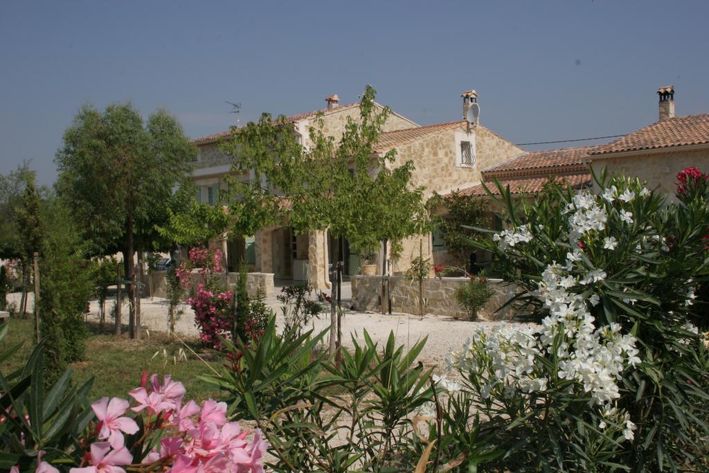 Апартаменты Locations Des Alpilles Сен-Реми-де-Прованс Экстерьер фото