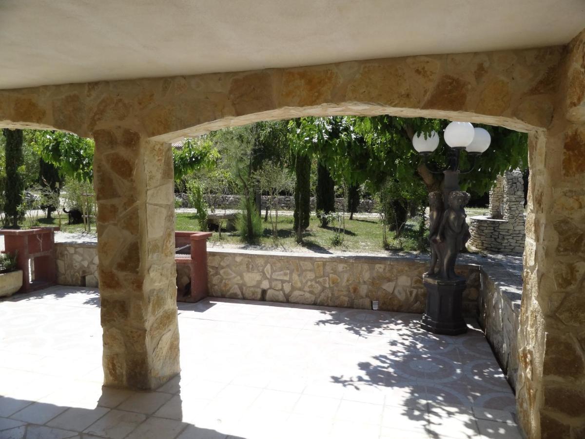 Апартаменты Locations Des Alpilles Сен-Реми-де-Прованс Экстерьер фото