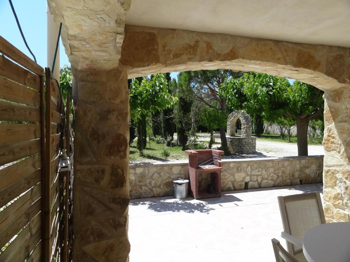 Апартаменты Locations Des Alpilles Сен-Реми-де-Прованс Экстерьер фото